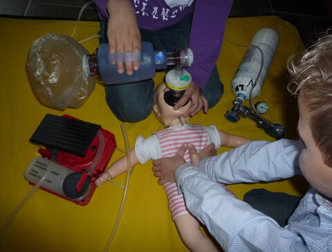 Ausbildungsplan ALS - Kinder mit Saeugling Puppe Beatmung Bild