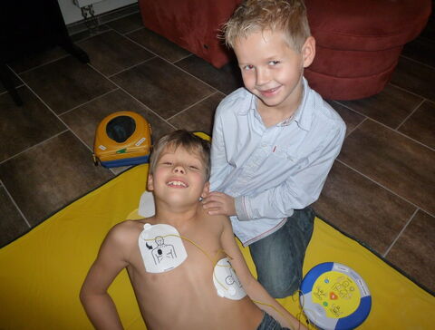 Ausbildungsplan BLS+ fuer max. 15 Personen - Kinder Defibrillator Bild